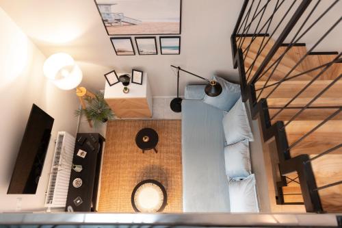 una vista aérea de una sala de estar con una escalera en Baltique Apartment, en Niechorze