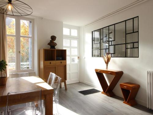 un salon avec une table et une salle à manger dans l'établissement Maison Confortable à La Bourboule, 130m², Jardin, Proche Centre et Thermes - FR-1-608-237, à La Bourboule
