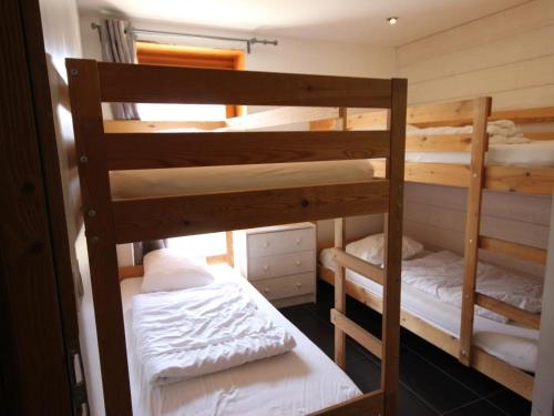 a couple of bunk beds in a room at Spacieux appartement 5 pièces près des pistes, jusqu'à 12 personnes, parking et balcons - FR-1-411-851 in Landry