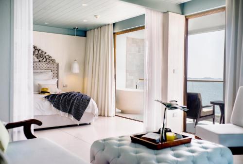 塔林甘海灘的住宿－The Beach Samui，酒店客房带一张床、一个浴缸和一间卧室