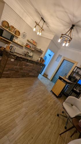 Kuchyň nebo kuchyňský kout v ubytování Champollion Hostel