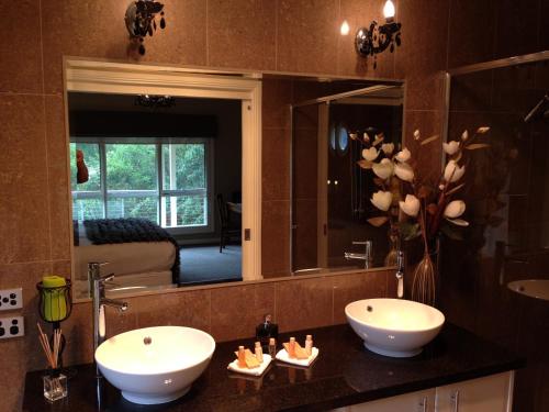 een badkamer met 2 wastafels en een grote spiegel bij 3 Kings Bed and Breakfast in Yarra Junction