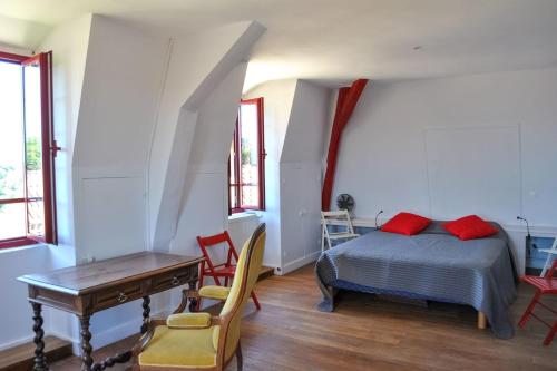 une chambre avec un lit, un bureau et des fenêtres dans l'établissement Grande maison de famille à Limeuil pour 8 - La Tour, à Limeuil