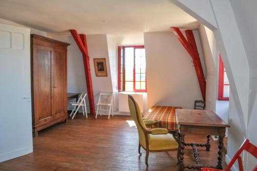 une salle à manger avec une table et des chaises dans une pièce dans l'établissement Grande maison de famille à Limeuil pour 8 - La Tour, à Limeuil