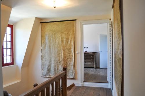Un escalier avec une porte coulissante mène à une chambre. dans l'établissement Grande maison de famille à Limeuil pour 8 - La Tour, à Limeuil