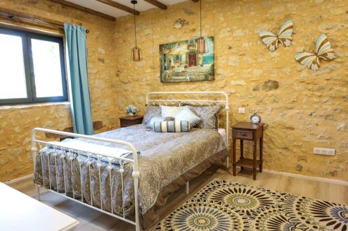 a bedroom with a bed in a room at Magnificent Guest House on the bank of the Dordogne river in Siorac-en-Périgord