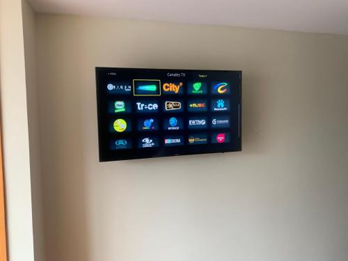 TV a/nebo společenská místnost v ubytování HOTEL HOME