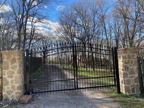 Φωτογραφία από το άλμπουμ του Beautiful lakefront house in private woods σε Hawk Cove