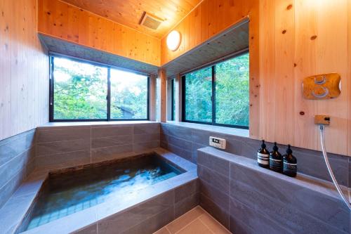 スイートヴィラ 那須フォレストハウス tesisinde bir banyo