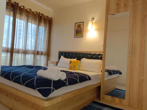 1 dormitorio con 1 cama grande y ventana grande en Nirvana Paraiso en Marmagao
