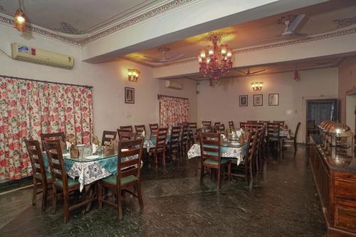 Un restaurante o sitio para comer en The Lavitra Lakeview Hotel