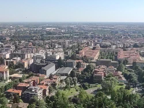 Pemandangan umum bagi Bergamo atau pemandangan bandar yang diambil dari homestay