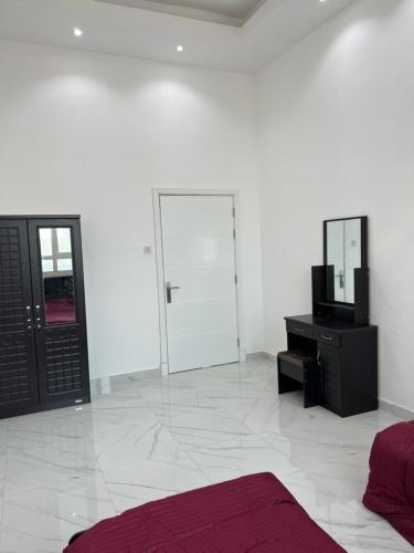 a bedroom with a bed and a dresser and a mirror at فيلا خاصة في عجمان مكونة من طابقين in Al Ḩamīdīyah