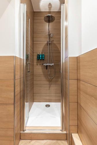 une salle de bain avec une douche avec une porte vitrée dans l'établissement Appart Deluxe Confort avec Parking Privé, à Strasbourg