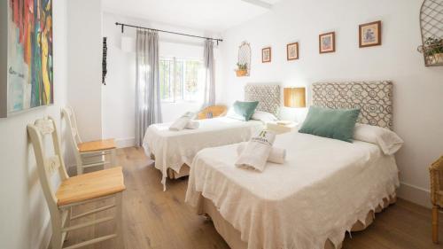 1 dormitorio con 2 camas, mesa y ventana en Finca Real de Niebla by Ruralidays, en Huelva
