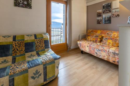 un salon avec deux canapés et une fenêtre dans l'établissement Le Solaire, aux Angles