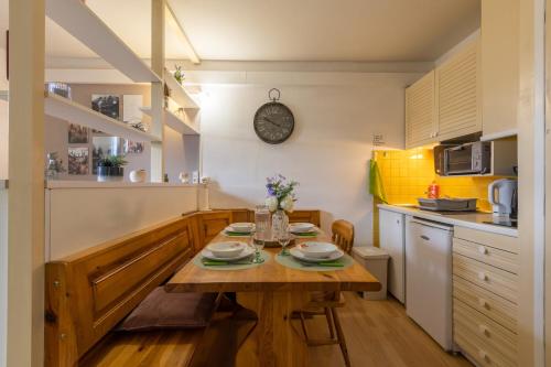 une cuisine avec une table en bois et des plaques de cuisson. dans l'établissement Le Solaire, aux Angles