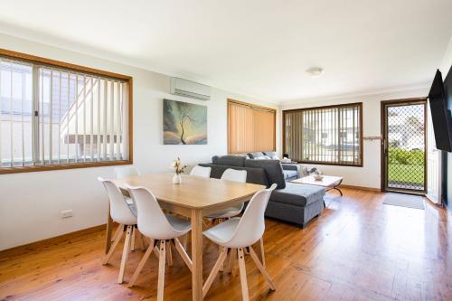 Zona de estar de Rockpool Pet Friendly 1 Min Walk to Beach