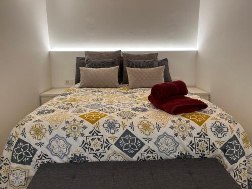 um quarto com uma cama com uma colcha em Apartaments ApturVic en el Centre Històric em Vic