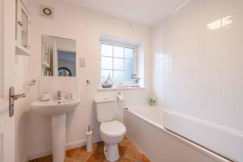 Bathroom sa Windsor Wexham One Bedroom Home Sleeps Four
