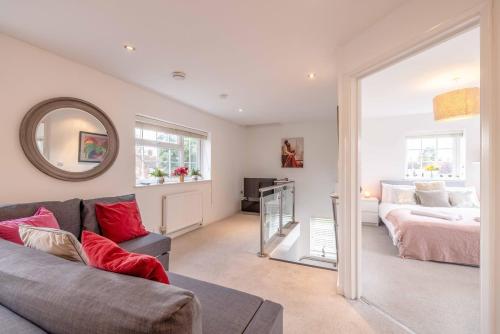 sala de estar con sofá, cama y espejo en Windsor Wexham One Bedroom Home Sleeps Four, en Slough