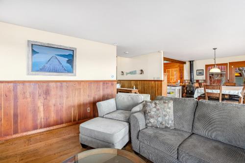 Ein Sitzbereich in der Unterkunft Pacific Ocean View Lodge