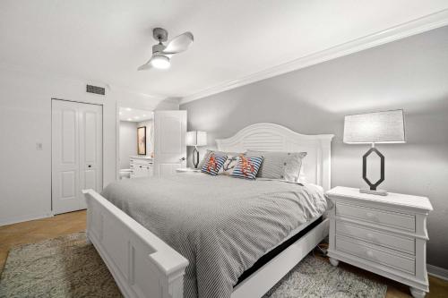 um quarto branco com uma cama branca e um candeeiro em Villa on Point Brittany 21 em St. Petersburg