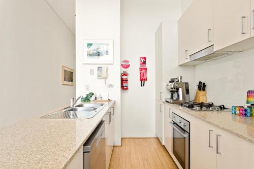 Una cocina o kitchenette en Charming Modern Apartment with City Views DUPLICATE