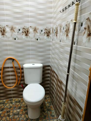łazienka z toaletą i mopem w obiekcie Rizki Homestay w mieście Nibung Tebal