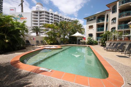 basen przed hotelem w obiekcie Aruba Beach Resort w mieście Gold Coast