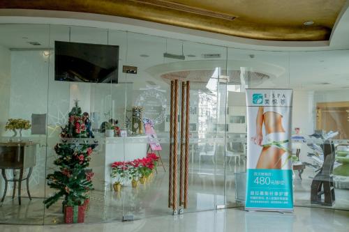 a store with a christmas tree and a display window at Westlake 7 Service Apartment in Hangzhou