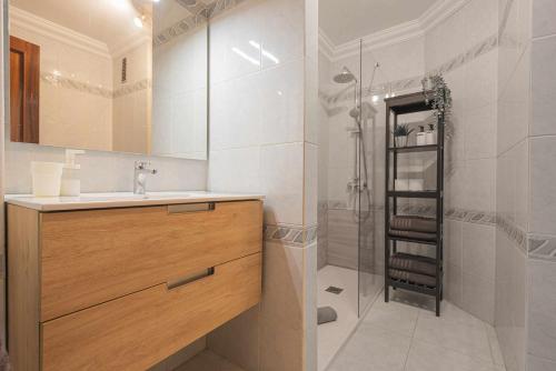 W łazience znajduje się umywalka i prysznic. w obiekcie Terraza de Radazul w mieście Radazul