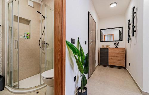 La salle de bains est pourvue d'une douche, de toilettes et d'un lavabo. dans l'établissement 2 Bedroom Lovely Apartment In Blato, à Blato