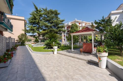 uma passarela com um gazebo num parque em Giardino Archeologico em Sorrento