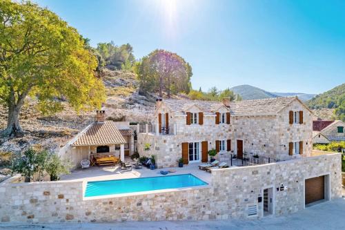 Villa Ani! Traditional and luxurious 4-bedroom villa with heated pool and sea views
