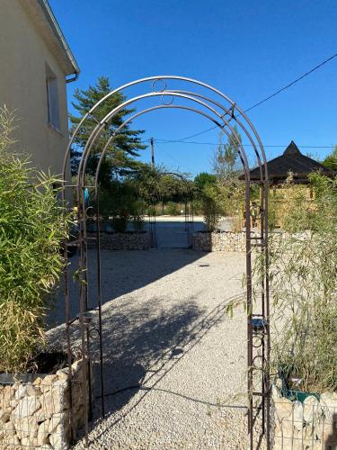 an archway in front of a driveway at L échappée belle in Vallon-Pont-dʼArc