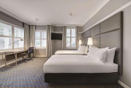 Postel nebo postele na pokoji v ubytování Hotel Kurrajong Canberra