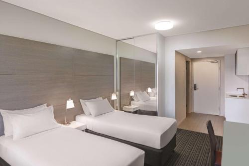 Pokój hotelowy z 2 łóżkami i łazienką w obiekcie Adina Apartment Hotel Darwin Waterfront w mieście Darwin