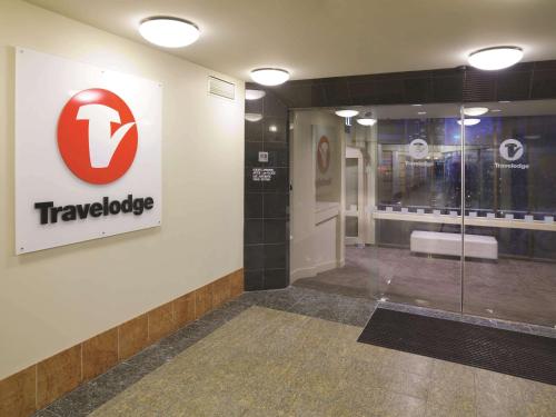a lobby with a transfer envelope sign on a wall at Travelodge Hotel Wellington in Wellington