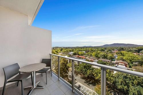 Adina Serviced Apartments Canberra Dicksonにあるバルコニーまたはテラス