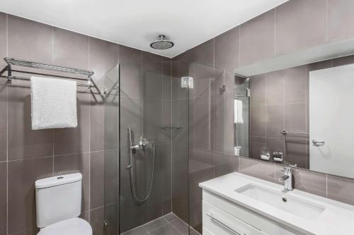 Adina Serviced Apartments Canberra Dicksonにあるバスルーム