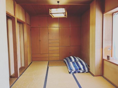 een kleine kamer met een bed in de hoek bij -WiFi強- 那須の入り口JR黒磯駅から歩いて7分の宿泊ビル 完全プライベートフロア in Kuroiso