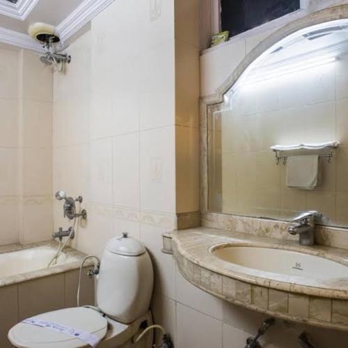 y baño con aseo, lavabo y bañera. en Hotel Mandakini Lush By WB Inn, en Kānpur