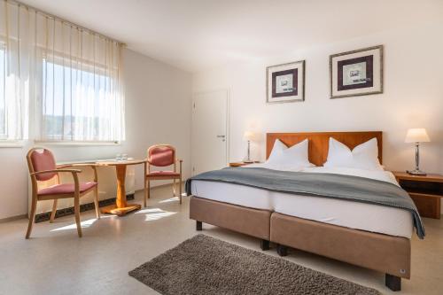 Ένα ή περισσότερα κρεβάτια σε δωμάτιο στο Hotel am Kirchplatz