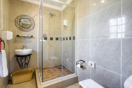 Un baño de Villa Le View Guesthouse