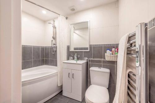 uma casa de banho com um WC, uma banheira e um lavatório. em Windsor centre Parkview em Windsor