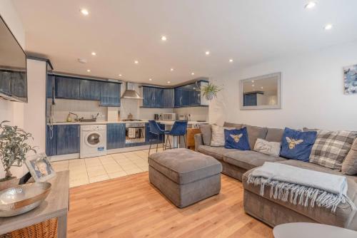 a living room with a couch and a kitchen at Windsor centre Parkview in Windsor