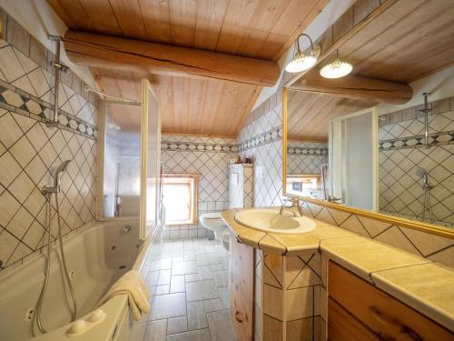 uma casa de banho com uma banheira e um lavatório e uma banheira em Bait da Sandro em Livigno
