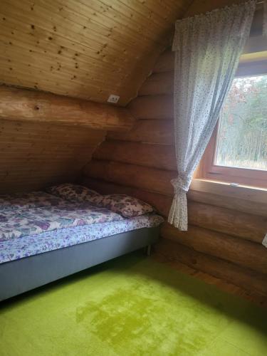 ein kleines Schlafzimmer mit einem Bett und einem Fenster in der Unterkunft Jōekalda in Langa