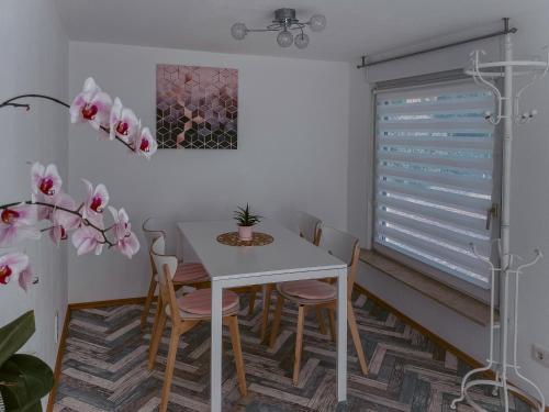 a dining room with a white table and chairs at Ferienhaus Costa Kiesa in Schwarmstedt